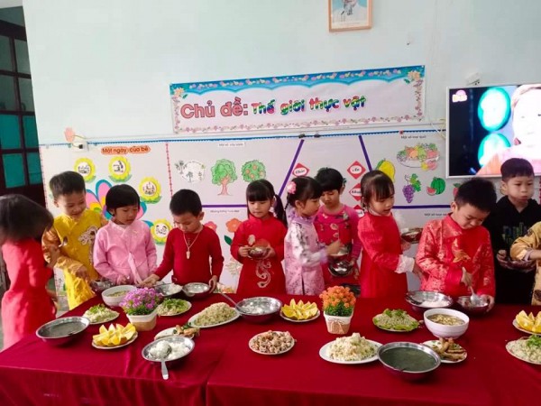 Trẻ tham gia tiệc Buffe