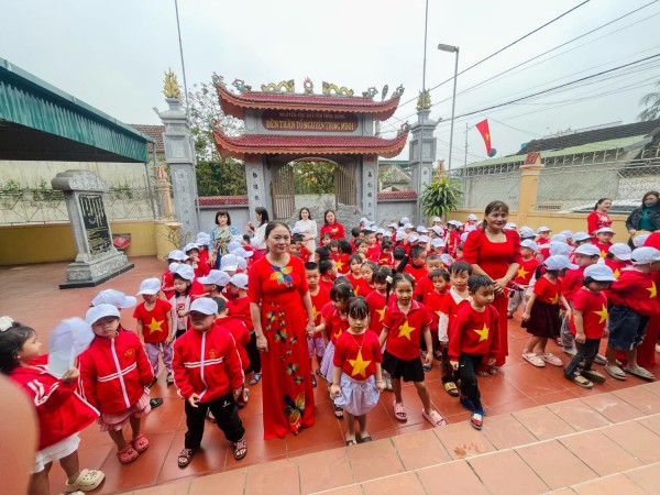 Trẻ tham quan di tích lịch sử Nhà thờ họ Nguyễn Trung Minh