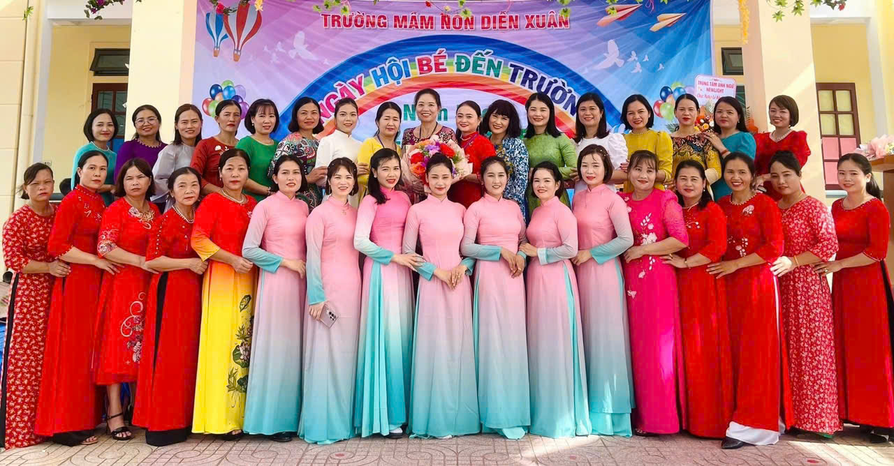 Tập thể cán bộ giáo viên nhân viên nhà trường