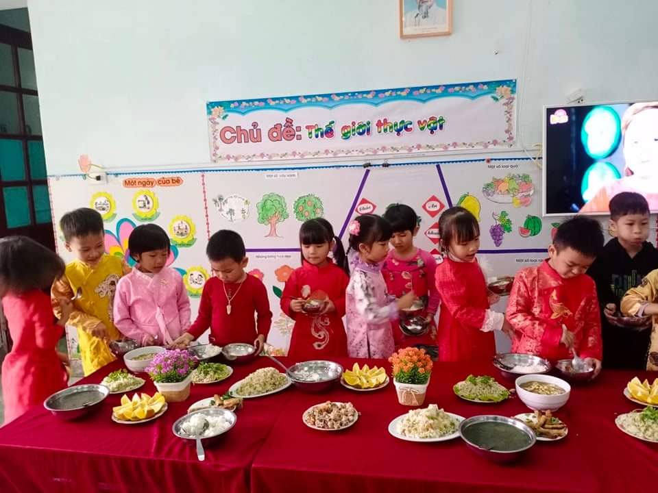 Trẻ tham gia tiệc Buffe