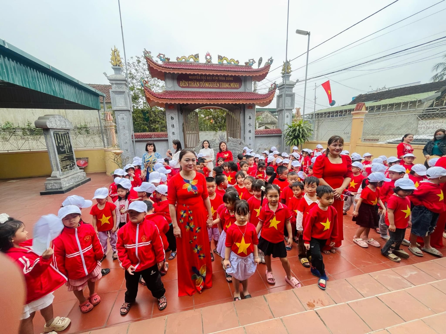 Trẻ tham quan di tích lịch sử Nhà thờ họ Nguyễn Trung Minh